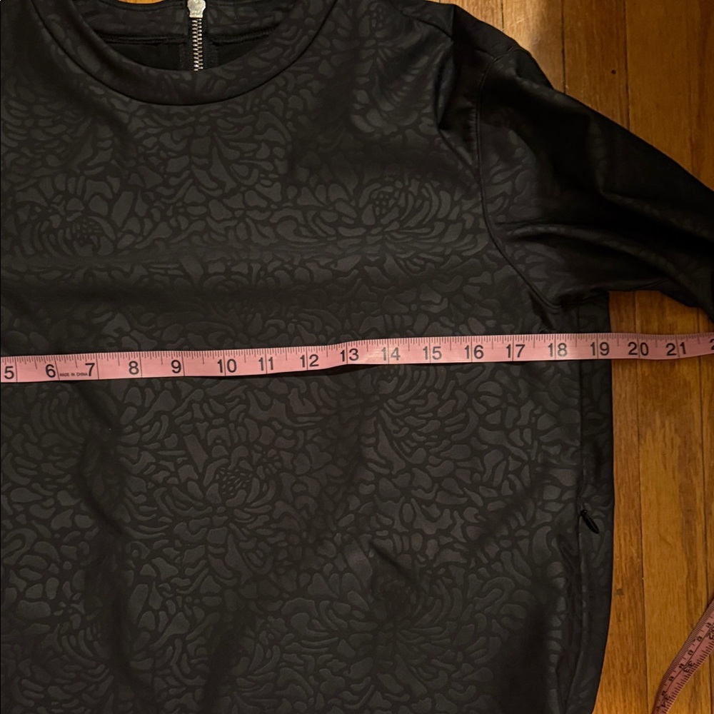 Lululemon Athletica Black Patterned Sweatshirt with Ruched Back Hemline - Picture 10 of 10